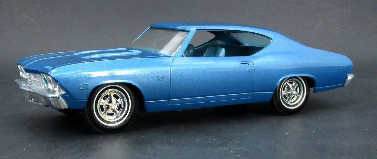 AMT 1969 Chevy Chevelle Hardtop, 1/25 scale Plastic Model Car Kit