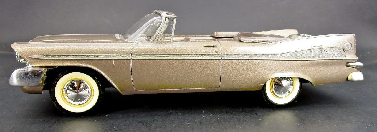 萬代屋【50s プリムス フューリー コンバーチブル白】ブリキtin