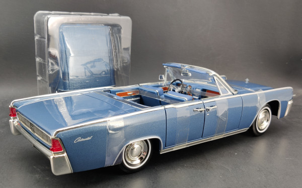 Lucky Die Cast 1961 Lincoln Continental Convertible - 1/18 Scale