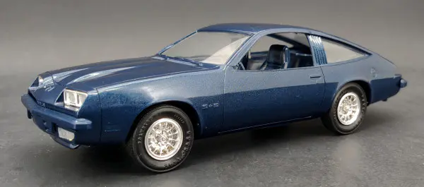 Modèle Réduit Chevrolet Monza 1982-1990 échelle 1:43 - Marque IXO, Couleur Rouge, Avec Boîte Plexi, Neuf