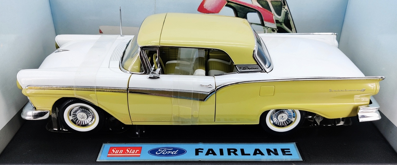 Sun Star 1957 Ford Fairlane Skyliner - 1/18 Scale
