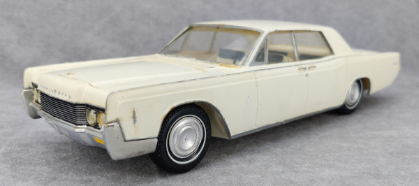 AMT 1966 Lincoln Continental Sedan Built Kit - Spotlight Hobbies