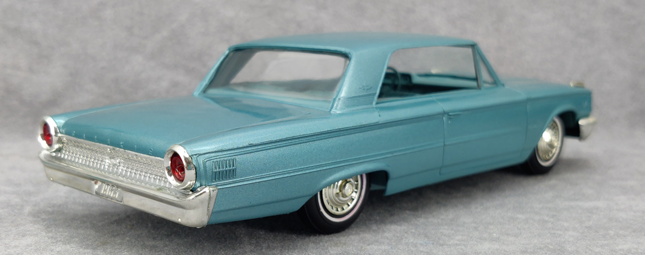 Maquette Ford Galaxie 500 XL Hardtop 1963 - Bleu Clair - 1:18 Sun Star - Neuf